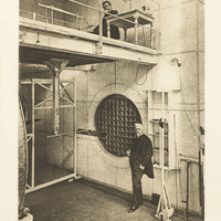 Mr Rith et Mr Eiffel dans la chambre d'expérience du laboratoire d'Auteuil